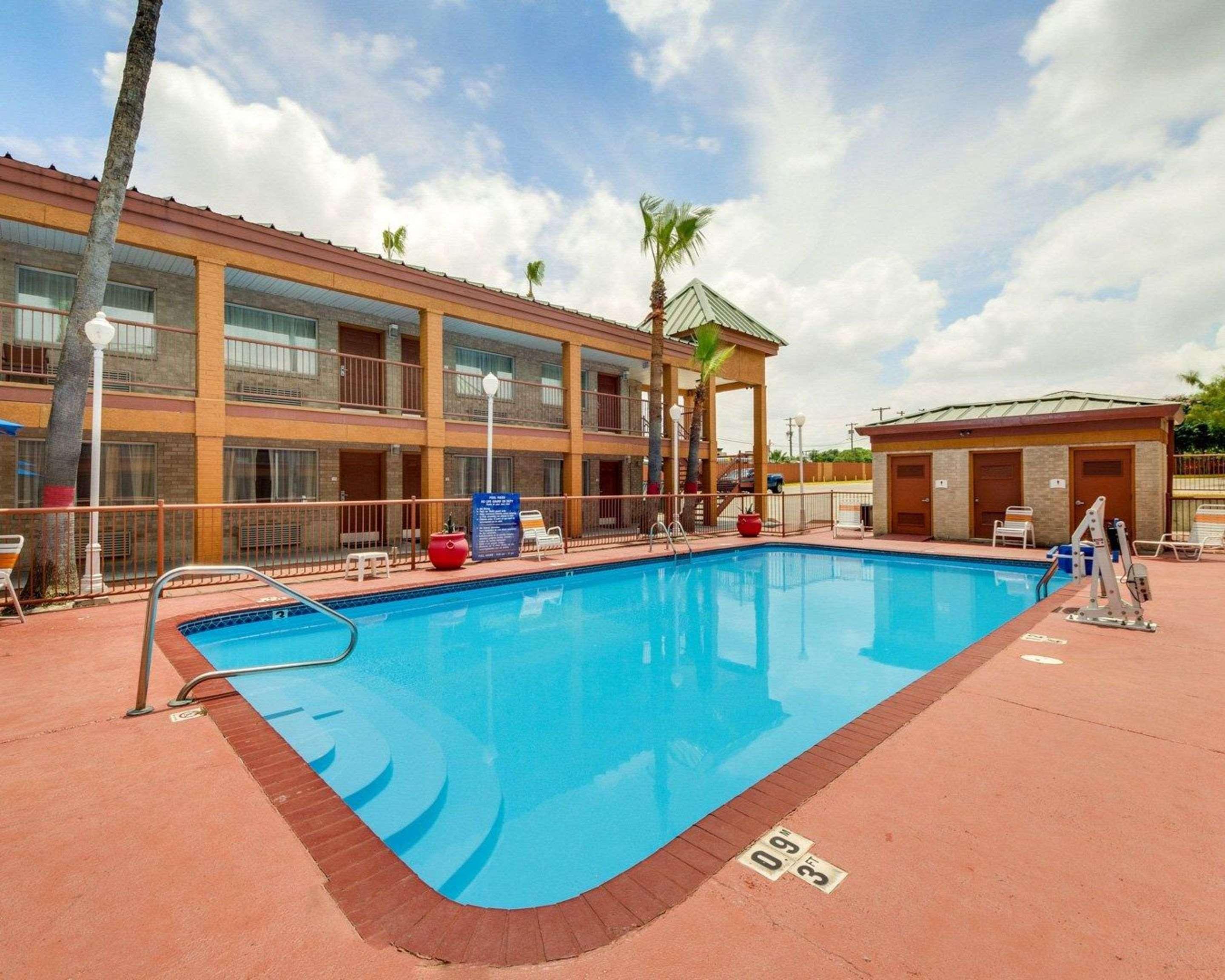 Econo Lodge Inn & Suites Eagle Pass Exterior photo