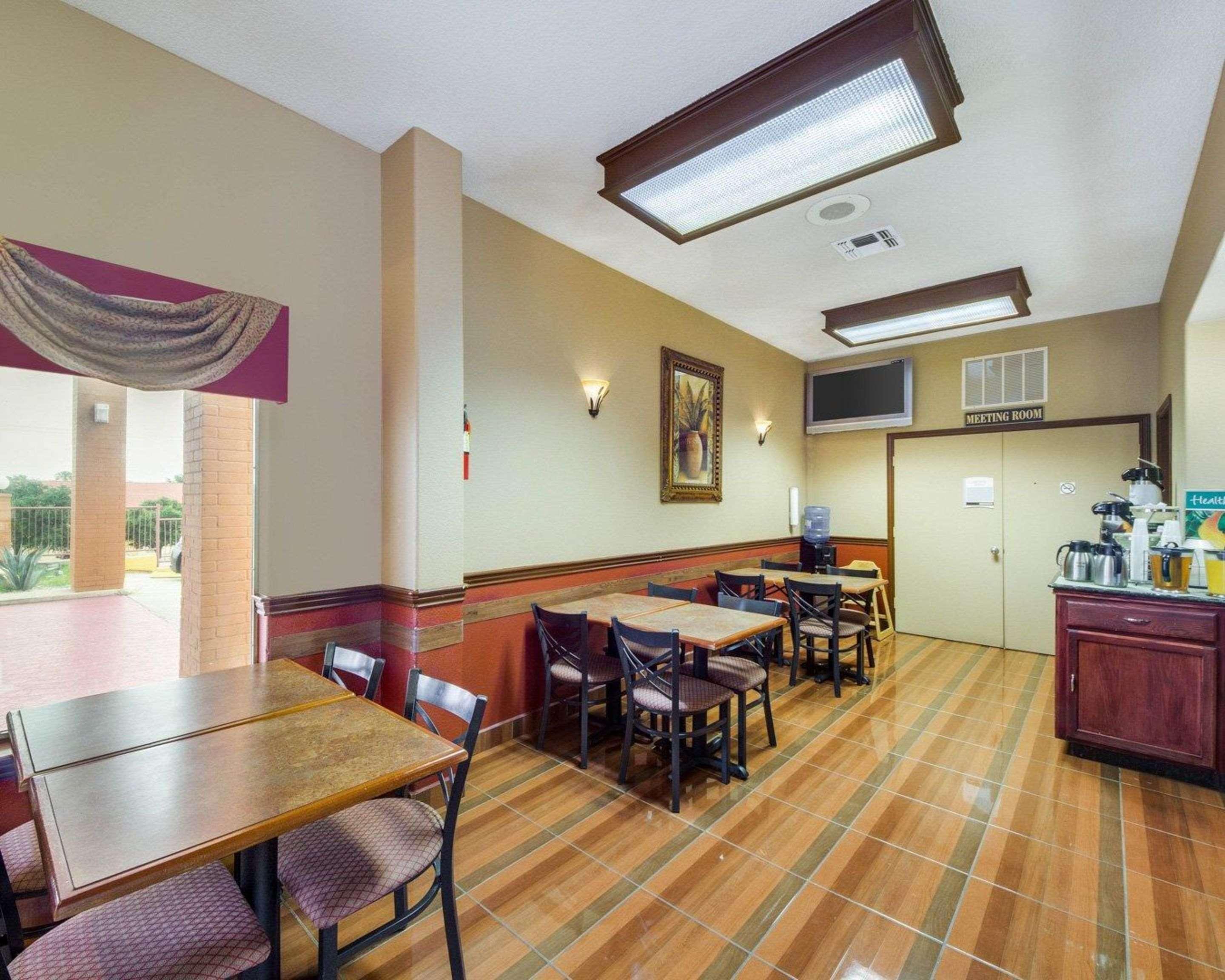 Econo Lodge Inn & Suites Eagle Pass Exterior photo