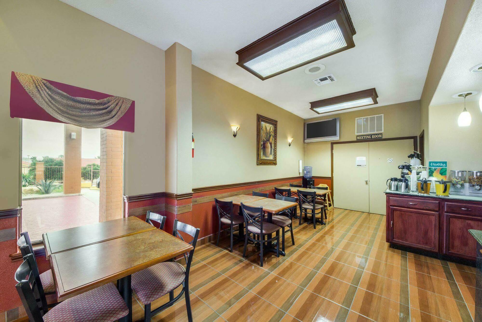 Econo Lodge Inn & Suites Eagle Pass Exterior photo