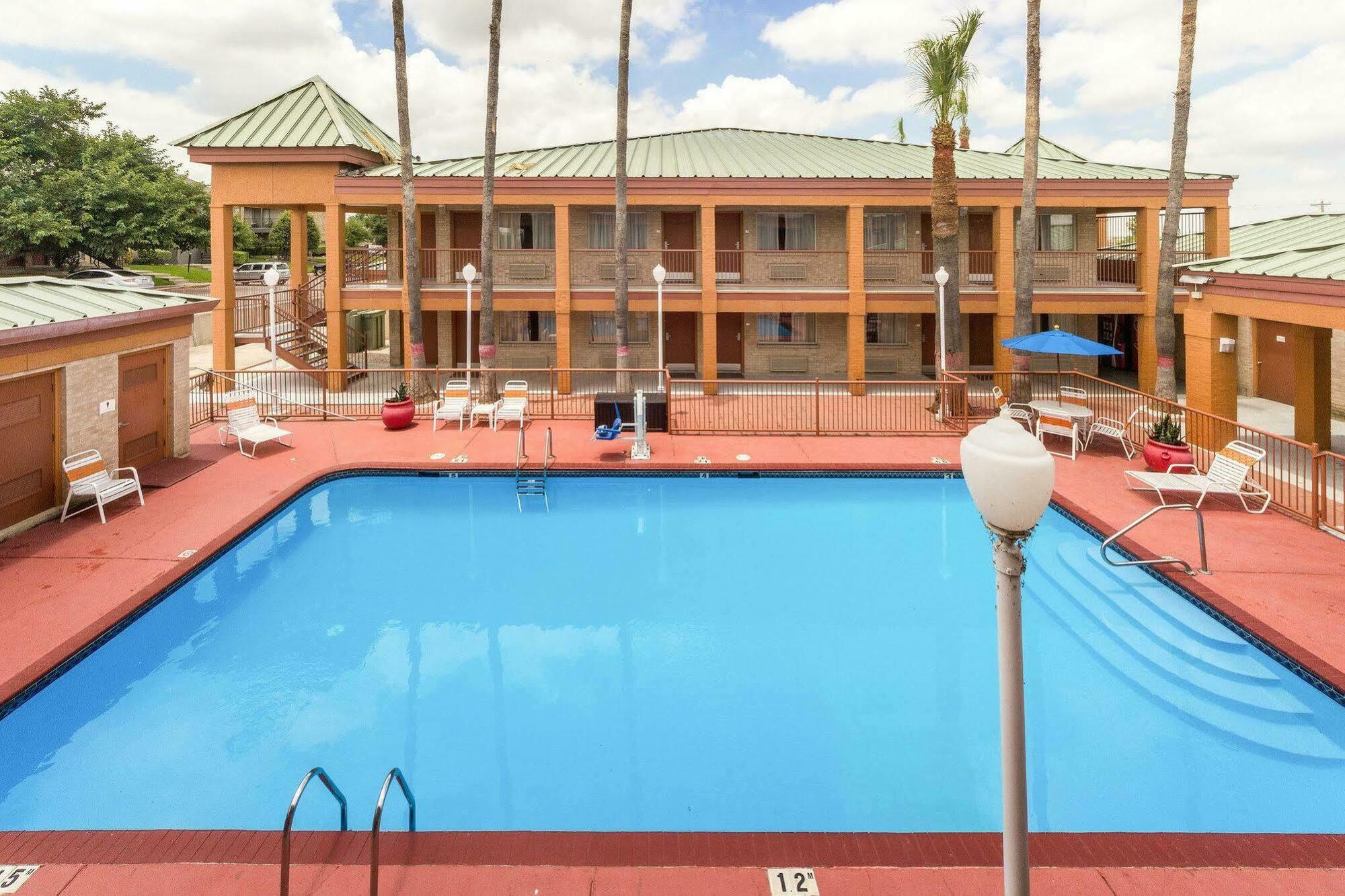 Econo Lodge Inn & Suites Eagle Pass Exterior photo